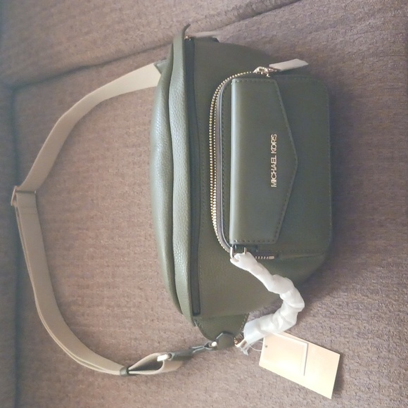 Michael Kors Handbags - Bnwt Michael Kors crossbody